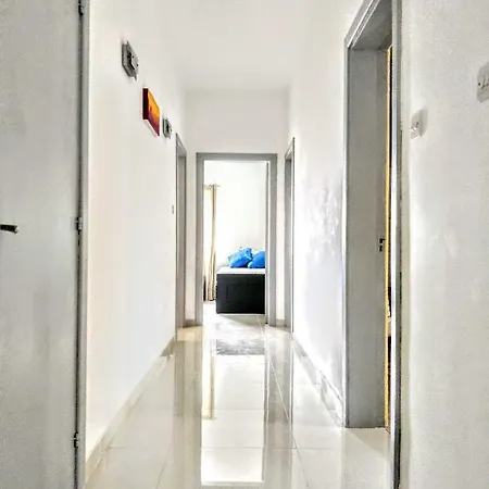 Apartament Large Apt In *