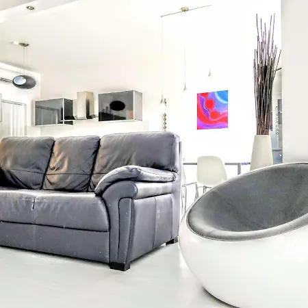 Apartament Large Apt In *