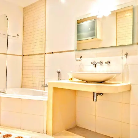 Large Apt In Pembroke