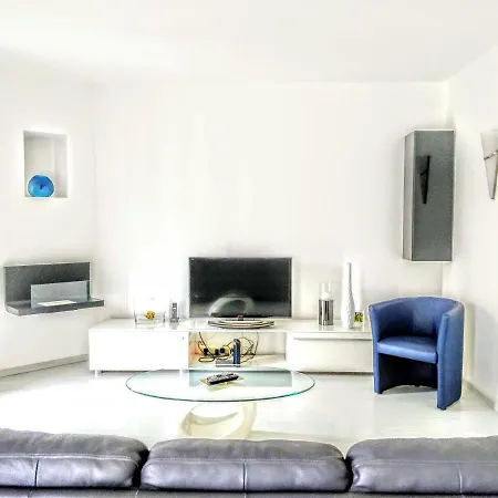 Large Apt In Pembroke