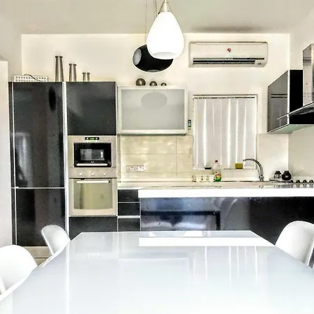 Large Apt In Pembroke