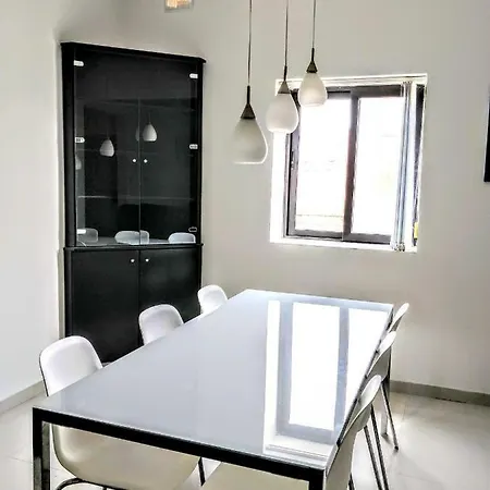 Apartament Large Apt In
