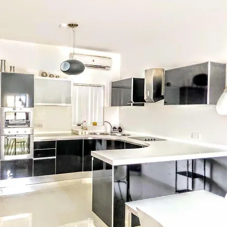Large Apt In * Pembroke