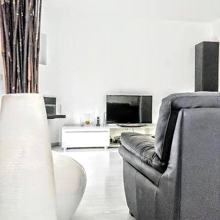 Large Apt In Apartament *
